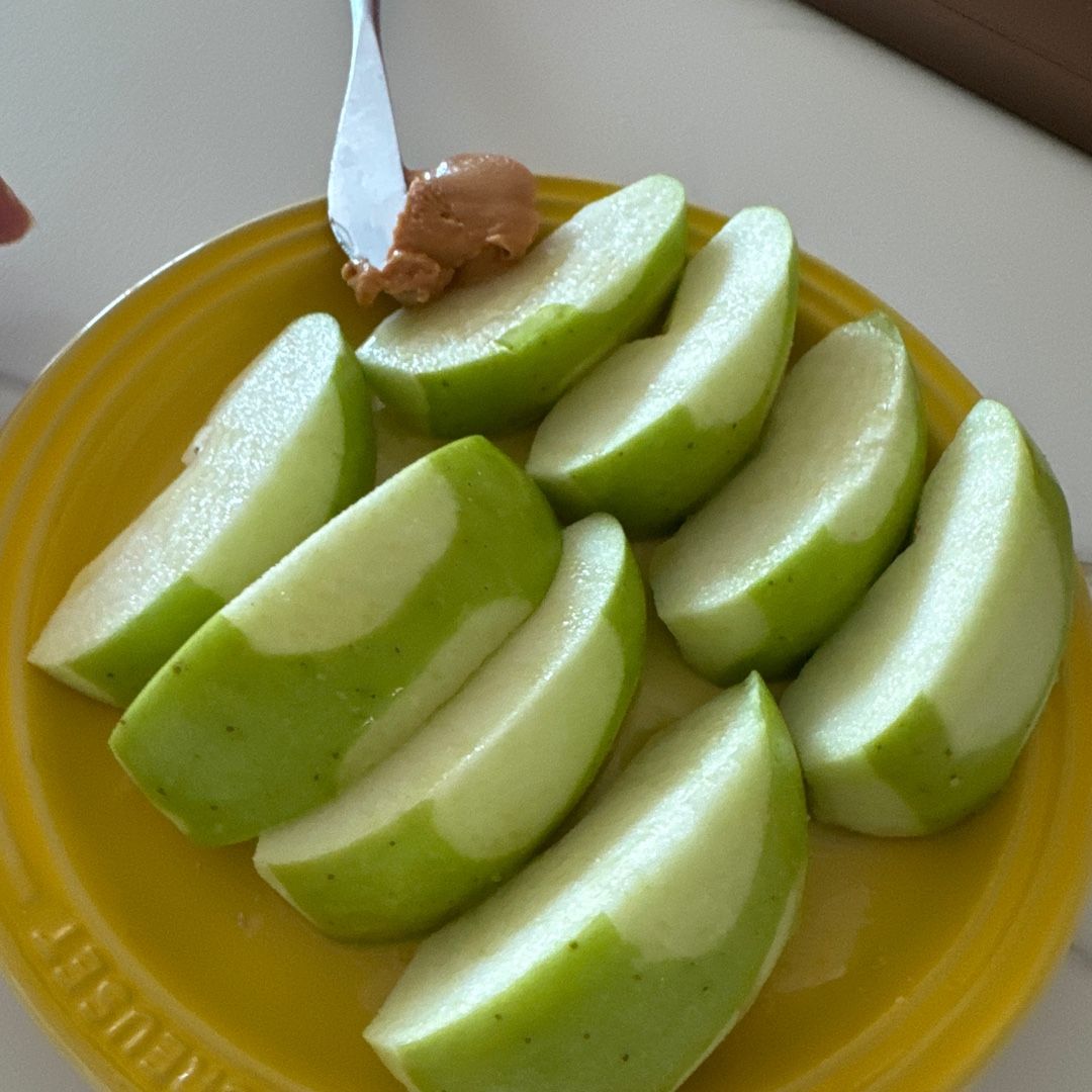 아오리사과가 너무 신선하고 맛있어요!
올리브유 소금에 땅콩버터와